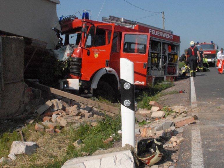 Schwerer Unfall Beim Hochwassereinsatz: Delitzscher Feuerwehr Kracht In ...